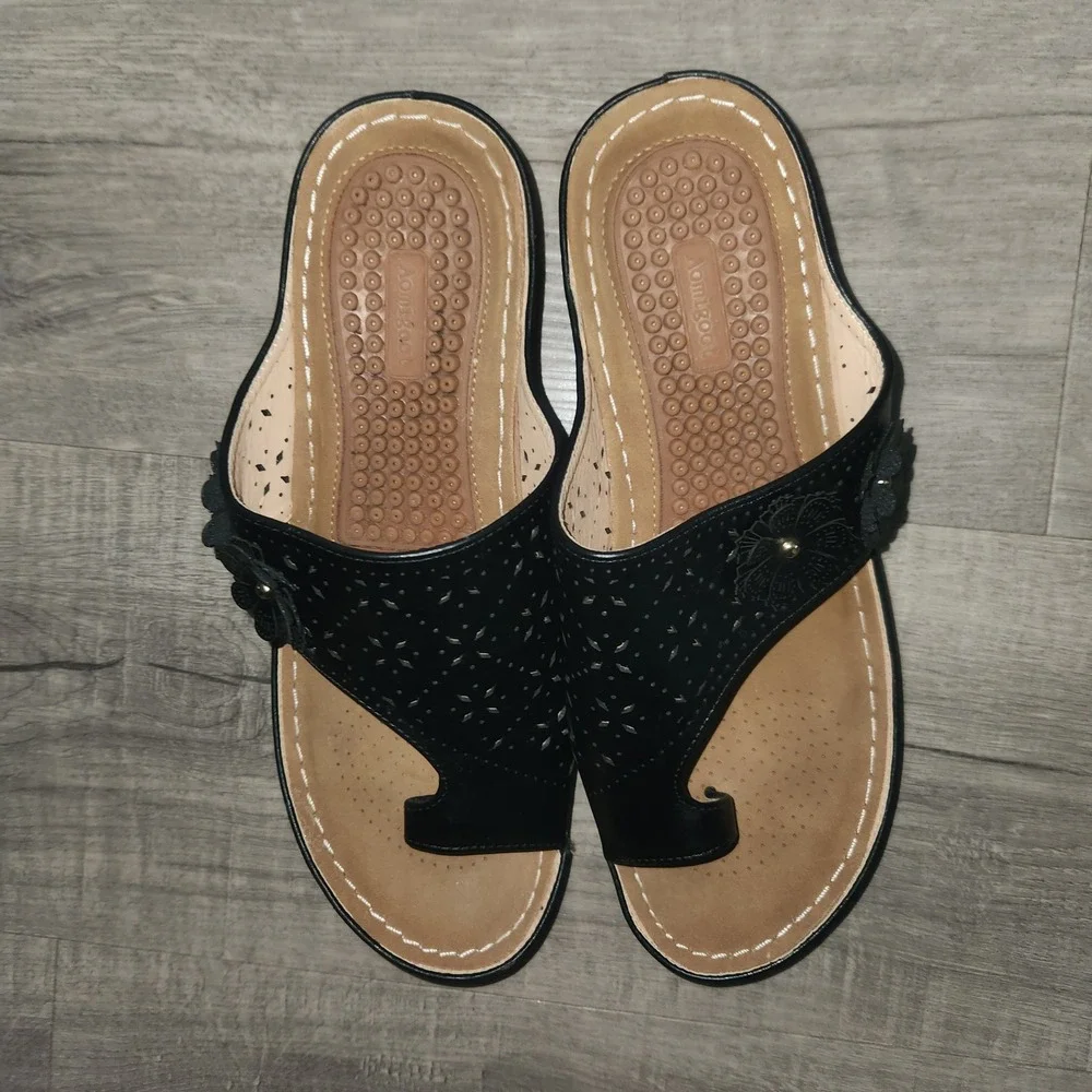 Aomigoot Black Floral‎ Laser Cut Toe Loop Wedge Sandals Size 42 Comfort Slides